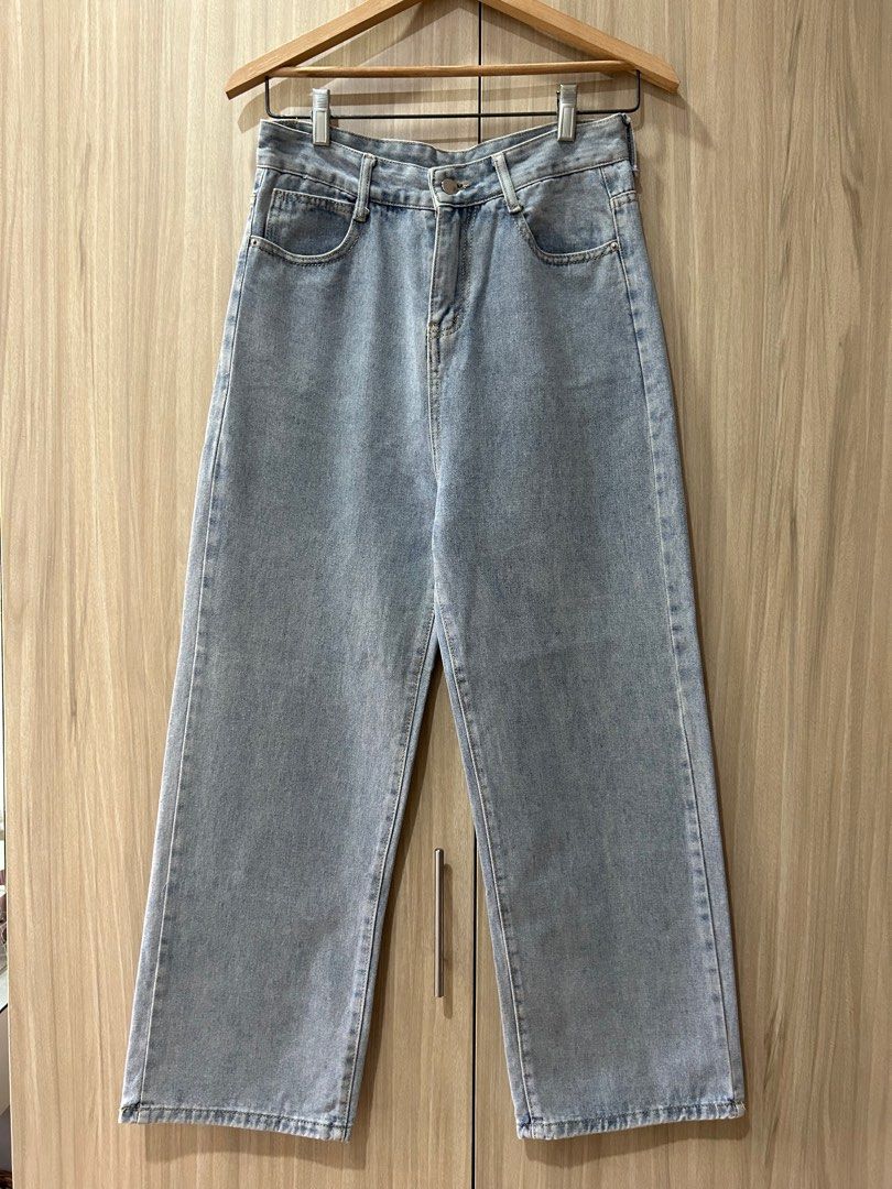 Shopflorice wide leg jeans (Category: Jeans) located in Quezon City. Submitted by skywooo (Listing ID 1336514118, Image 2). Description: Bought from shopflorice, still in good condition RFS: too loose on me Waist: 28-29 in Hips: 42 in Length: 36 in.