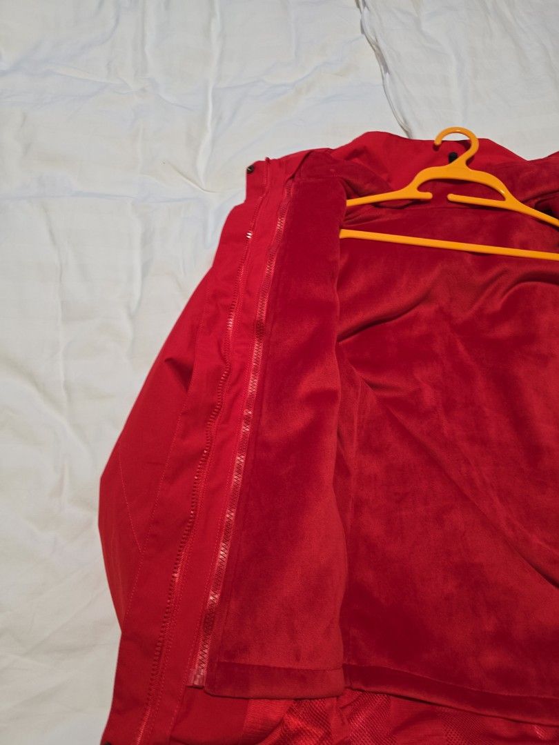 Winter Jacket (Category: Coats, Jackets and Outerwear) located in Singapore. Submitted by bellacrescent (Listing ID 1336600401, Image 2). Description: 2 in 1 Fleece Jacket and Wind breaker Jacket. Can be separated.