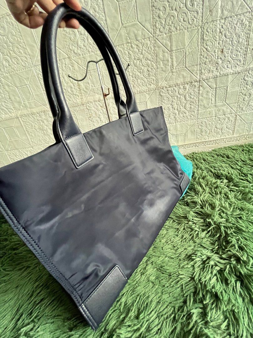 Auth Tory Butch Tote Bag (Category: Luxury Bags & Wallets) located in Manila. Submitted by handpickedbycox (Listing ID 1336723932, Image 2). Description: ‼️Auth Tory Burch Tote bag ‼️Large Size ‼️No COD ‼️Ship via Lalamove/LbC/COP sf only ‼️Pay via Gcash/BPI ‼️Meet up with DP iwas injan.