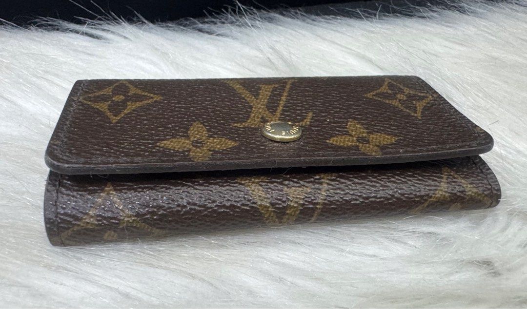 Authentic Louis Vuitton (Category: Luxury Bags & Wallets) located in Manila. Submitted by chloe_luxuries (Listing ID 1336842450, Image 3). Description: Guaranteed original Louis vuitton key case Still in good condition No more inclusion Pm for more details.