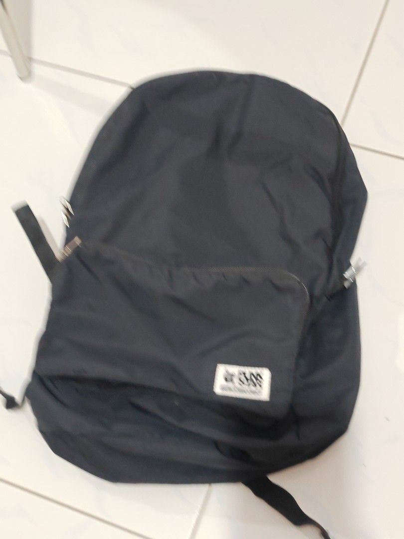 Foldable backpack (Category: Backpacks) located in Singapore. Submitted by tammy155 (Listing ID 1336805155, Image 1). Description: .