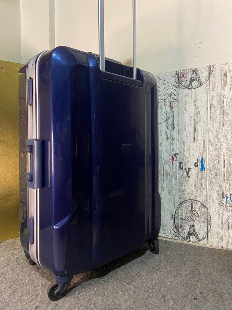 Hands+ luggage outlet