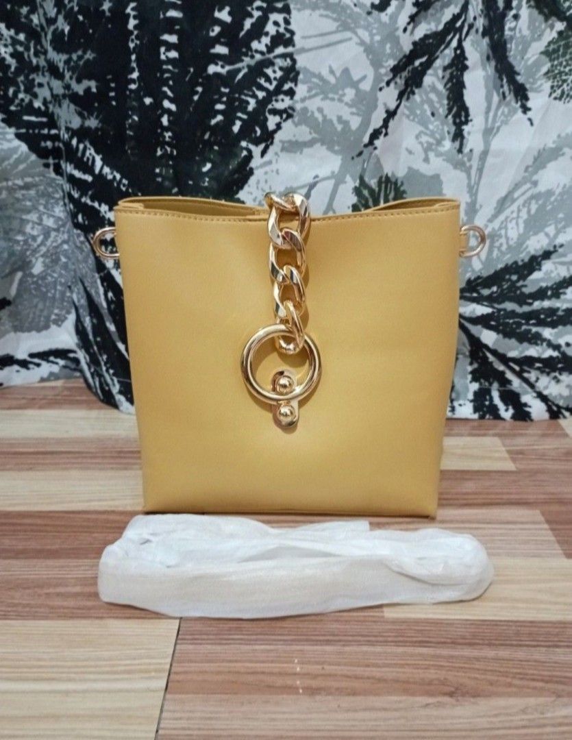 HK Sling/Bucket Bag (Category: Cross-body Bags) located in Apalit. Submitted by michdbi_ch (Listing ID 1336850524, Image 1). Description: Free po kapag may nabili saken na atleast P500..