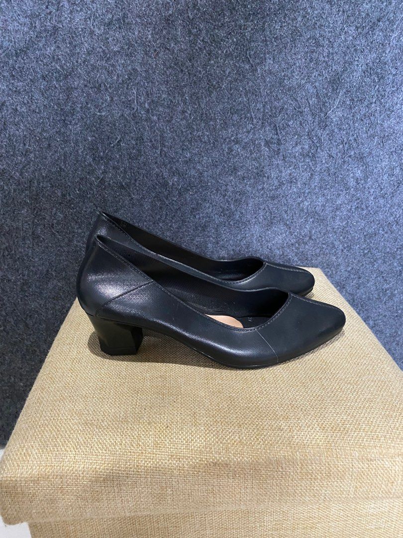 Kitten heels for work (Category: Heels) located in Manila. Submitted by jiascloset (Listing ID 1336790806, Image 2). Description: Used twice only! Super flexible + pwede sa puddles bc it’s like jelly. Good to wear sa office..
