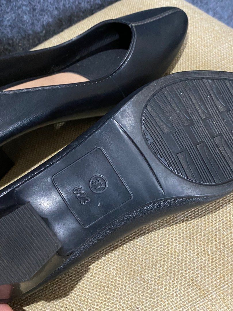 Kitten heels for work (Category: Heels) located in Manila. Submitted by jiascloset (Listing ID 1336790806, Image 3). Description: Used twice only! Super flexible + pwede sa puddles bc it’s like jelly. Good to wear sa office..