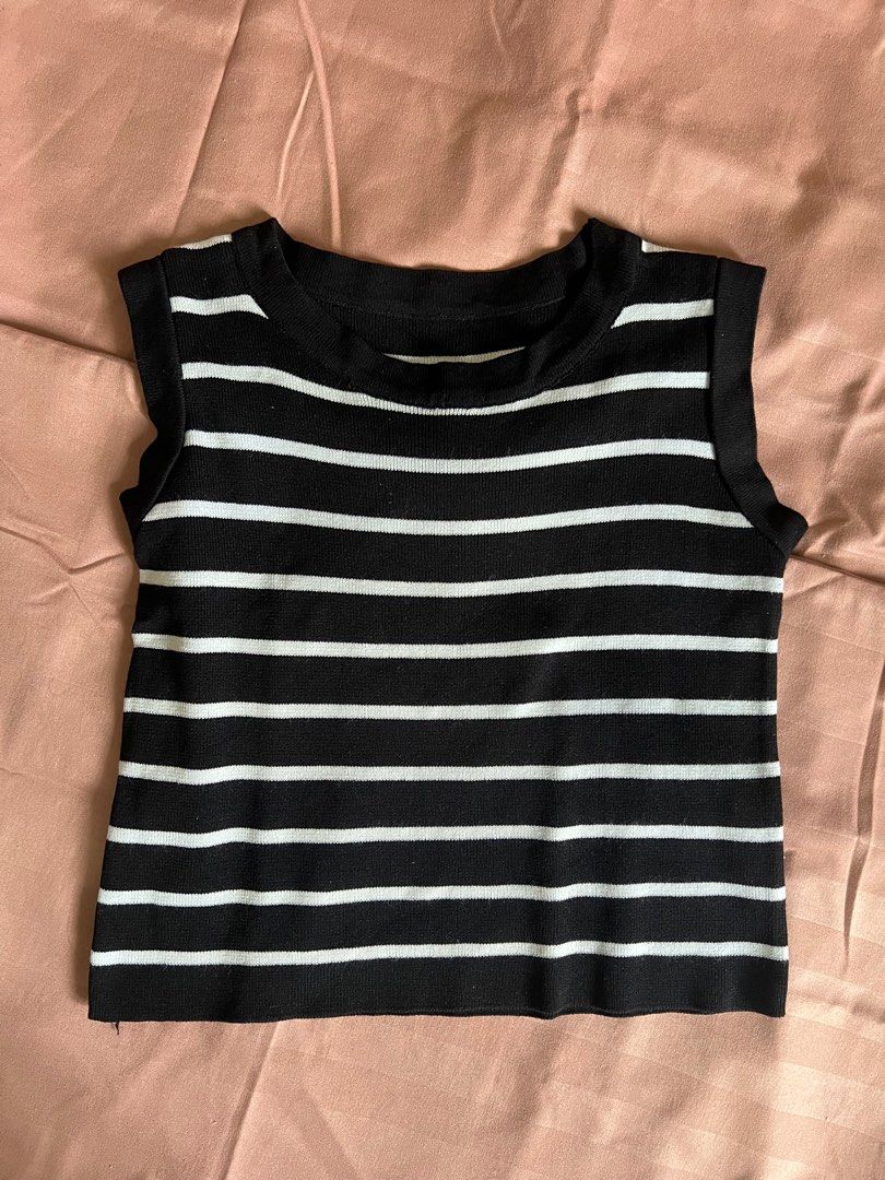 Knitted Sleveless top (Category: Sleeveless) located in Caloocan City. Submitted by dmdmp (Listing ID 1336699292, Image 2). Description: Bought in BKK Matchbox Thick fabric Measurement: W-14in ; L-16in.