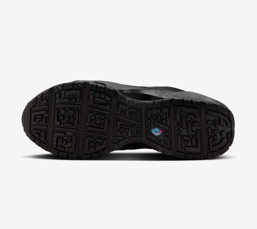 由 oldscool_ (刊登 ID 1336779316，圖片 3) 提交，位於 台北市 (Taipei) 的 (全新品)NIKE Air Max SNDR GORE-TEX / Black and Dark Smoke Grey / US9.5、US8.5 / 26.5cm / Gorpcore /gtx/ NewJeans同款 (類別：運動鞋、球鞋)，說明：全新日本購入未落地，尺寸不合故出便宜出售 (台灣定價$6700) 無盒因行李箱爆炸鞋盒帶不回來，其餘配件都在。 有興趣歡迎詢問~ 未來風 Air Max SNDR 自 1999 年便走在時代尖端，如今隆重回歸，酷炫更勝以往。採用百搭配色，加上熠熠生輝、吸睛對比效果百分百的經典反光縫片，持續打破框架。這個版本經 GORE-TEX 加持，有利雙足保持乾燥溫暖；Max Air 緩震系統，打造卓越彈力和舒適度。拉開鞋罩拉鍊，即露出「6453」字樣，向 Nike 世界各地辦公室電話號碼的末 4 碼致敬，這一組數字可在電話鍵盤上拼出英文字母