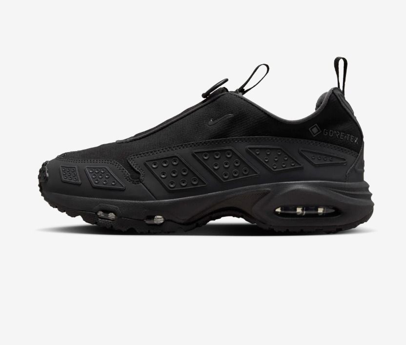 由 oldscool_ (刊登 ID 1336779316，圖片 1) 提交，位於 台北市 (Taipei) 的 (全新品)NIKE Air Max SNDR GORE-TEX / Black and Dark Smoke Grey / US9.5、US8.5 / 26.5cm / Gorpcore /gtx/ NewJeans同款 (類別：運動鞋、球鞋)，說明：全新日本購入未落地，尺寸不合故出便宜出售 (台灣定價$6700) 無盒因行李箱爆炸鞋盒帶不回來，其餘配件都在。 有興趣歡迎詢問~ 未來風 Air Max SNDR 自 1999 年便走在時代尖端，如今隆重回歸，酷炫更勝以往。採用百搭配色，加上熠熠生輝、吸睛對比效果百分百的經典反光縫片，持續打破框架。這個版本經 GORE-TEX 加持，有利雙足保持乾燥溫暖；Max Air 緩震系統，打造卓越彈力和舒適度。拉開鞋罩拉鍊，即露出「6453」字樣，向 Nike 世界各地辦公室電話號碼的末 4 碼致敬，這一組數字可在電話鍵盤上拼出英文字母