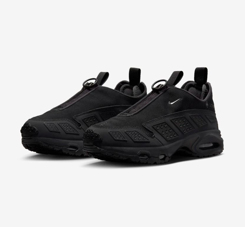 由 oldscool_ (刊登 ID 1336779316，圖片 2) 提交，位於 台北市 (Taipei) 的 (全新品)NIKE Air Max SNDR GORE-TEX / Black and Dark Smoke Grey / US9.5、US8.5 / 26.5cm / Gorpcore /gtx/ NewJeans同款 (類別：運動鞋、球鞋)，說明：全新日本購入未落地，尺寸不合故出便宜出售 (台灣定價$6700) 無盒因行李箱爆炸鞋盒帶不回來，其餘配件都在。 有興趣歡迎詢問~ 未來風 Air Max SNDR 自 1999 年便走在時代尖端，如今隆重回歸，酷炫更勝以往。採用百搭配色，加上熠熠生輝、吸睛對比效果百分百的經典反光縫片，持續打破框架。這個版本經 GORE-TEX 加持，有利雙足保持乾燥溫暖；Max Air 緩震系統，打造卓越彈力和舒適度。拉開鞋罩拉鍊，即露出「6453」字樣，向 Nike 世界各地辦公室電話號碼的末 4 碼致敬，這一組數字可在電話鍵盤上拼出英文字母