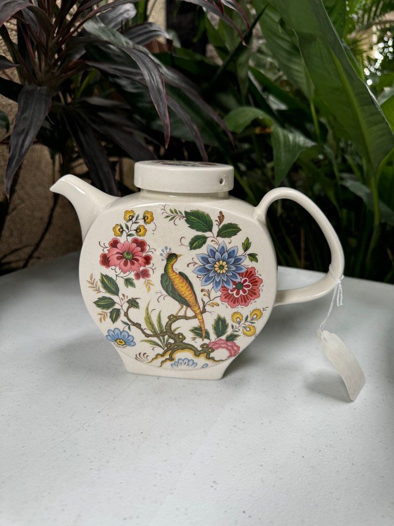 One piece made in England teapot (Category: Coffee & Tea Tableware) located in Davao. Submitted by parteawares2 (Listing ID 1336693253, Image 1). Description: One piece price Kensington made in England teapot , vintage so pretty in actual .