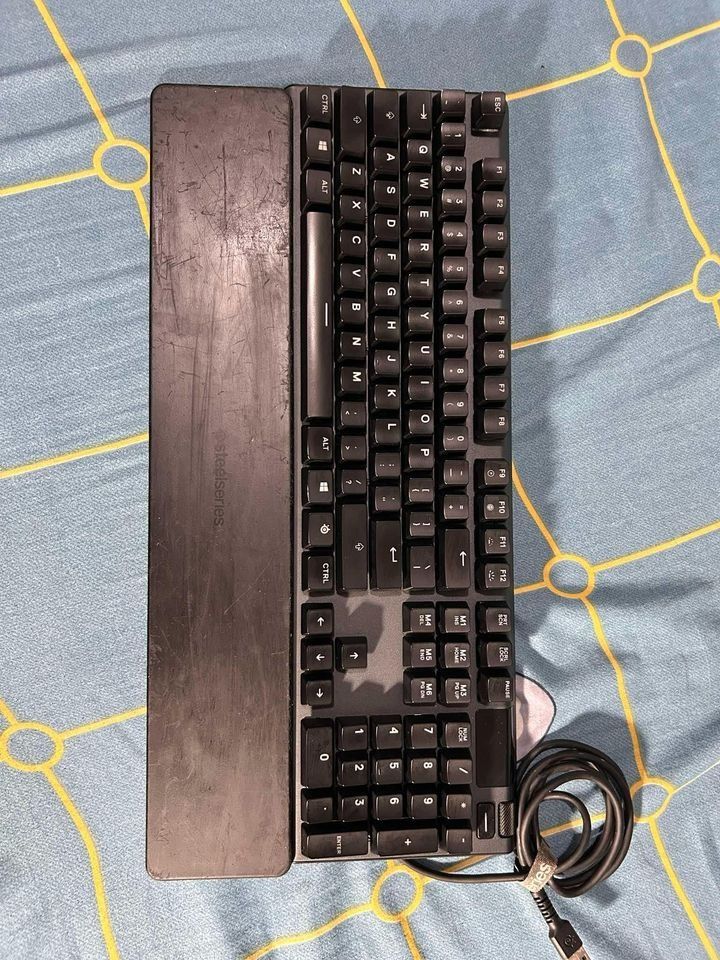 Steelseries Apex 5 keyboard (Category: Computer Keyboard) located in Los Banos. Submitted by justinthegreat53 (Listing ID 1336702519, Image 2). Description: Orig price: ₱6,565.00 Inclusion: magnetic wrist rest Issues: scratches and left stand slightly chipped.