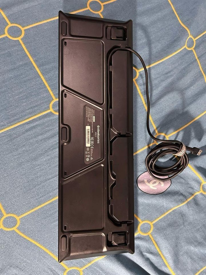 Steelseries Apex 5 keyboard (Category: Computer Keyboard) located in Los Banos. Submitted by justinthegreat53 (Listing ID 1336702519, Image 3). Description: Orig price: ₱6,565.00 Inclusion: magnetic wrist rest Issues: scratches and left stand slightly chipped.