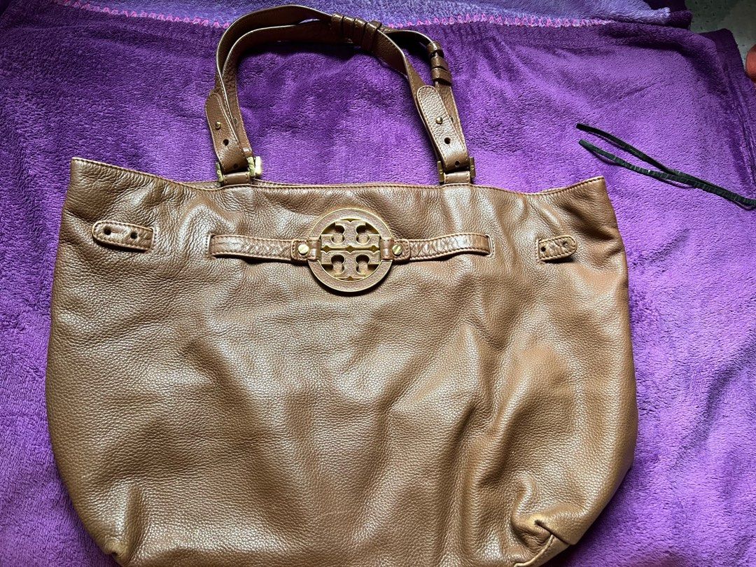 Authentic Tory Burch Brown Leather Amanda Logo (Category: Luxury Bags & Wallets) located in Manila. Submitted by deoksun (Listing ID 1336731124, Image 1). Description: SALE! Authentic Tory Burch Brown Leather Amanda Logo Length 34 cm Width 18 cm Height 32 cm Handle Drop 22 cm Hardware Gold Tone Exterior Material Leather Interior Material Fabric .
