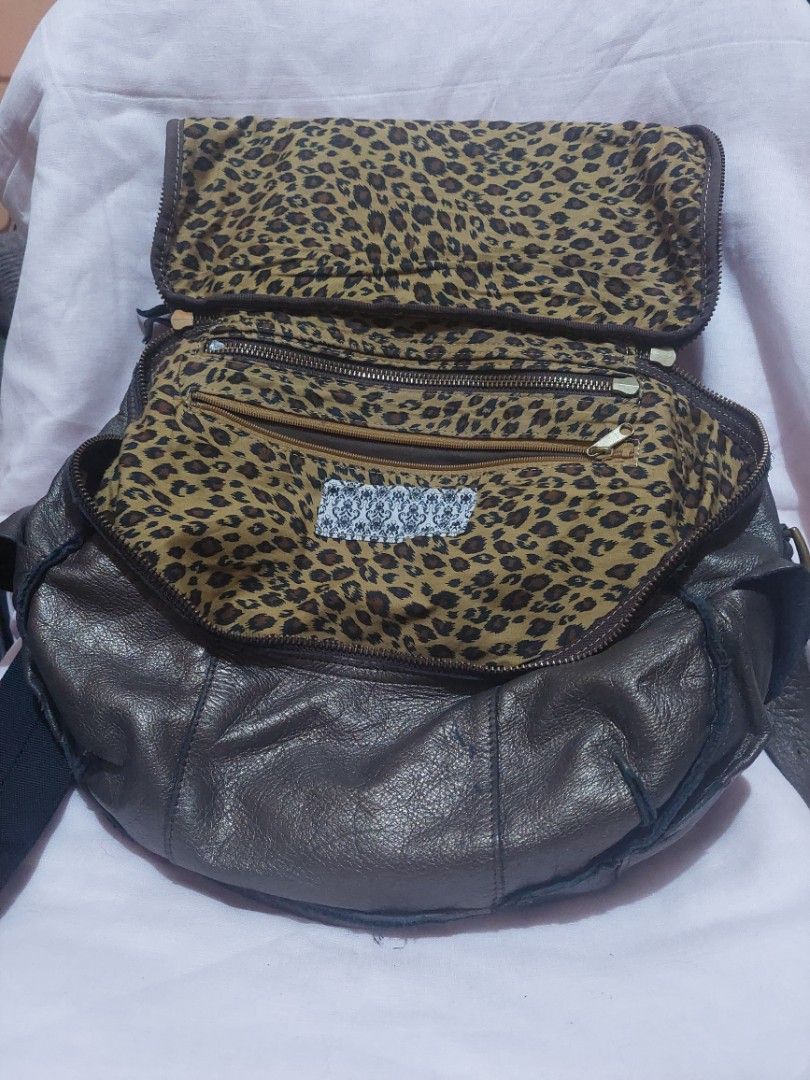 Vintage Large Capacity Messenger Saddle Bag (Category: Luxury Bags & Wallets) located in Bulacan. Submitted by ourdailyfinds (Listing ID 1336777247, Image 2). Description: Vintage Large Capacity Messenger Saddle Bag – Made in Japan – Stylish & Functional Discover the perfect blend of style and practicality with this vintage large-capacity messenger saddle bag, made in Japan. Featuring multiple compartments, it’s designed to keep your essentials o