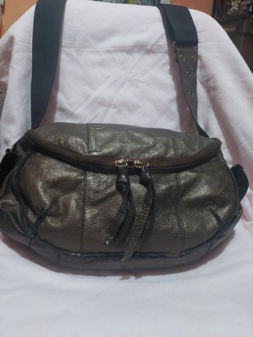 Vintage Large Capacity Messenger Saddle Bag (Category: Luxury Bags & Wallets) located in Bulacan. Submitted by ourdailyfinds (Listing ID 1336777247, Image 1). Description: Vintage Large Capacity Messenger Saddle Bag – Made in Japan – Stylish & Functional Discover the perfect blend of style and practicality with this vintage large-capacity messenger saddle bag, made in Japan. Featuring multiple compartments, it’s designed to keep your essentials o
