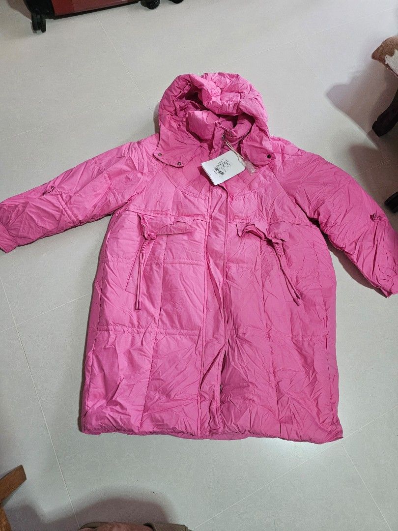 Winter Jacket (Category: Coats, Jackets and Outerwear) located in Singapore. Submitted by leoeve (Listing ID 1336715483, Image 1). Description: .