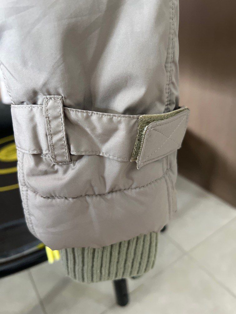 Winter Jacket (Category: Coats, Jackets and Outerwear) located in Singapore. Submitted by jeffreychow (Listing ID 1336745775, Image 4). Description: As shown from photos. Self collect at my blk below. .