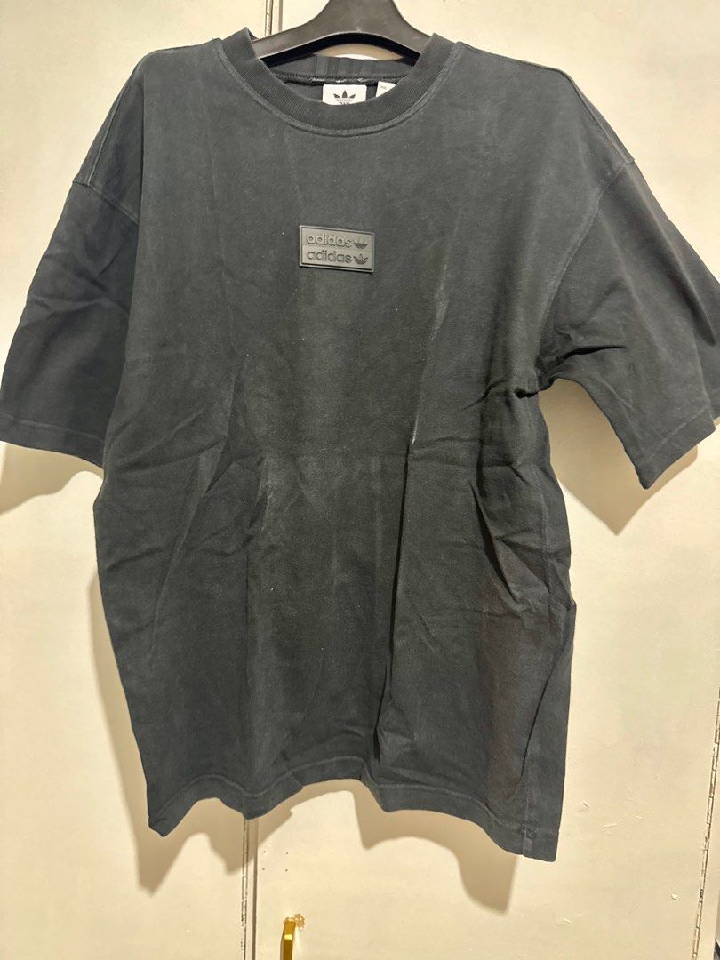 Adidas Originals Tshirt (Category: Tshirts & Polo Shirts ) located in Caloocan City. Submitted by pickpieces (Listing ID 1337016512, Image 2). Description: M-L oversized style shirt.