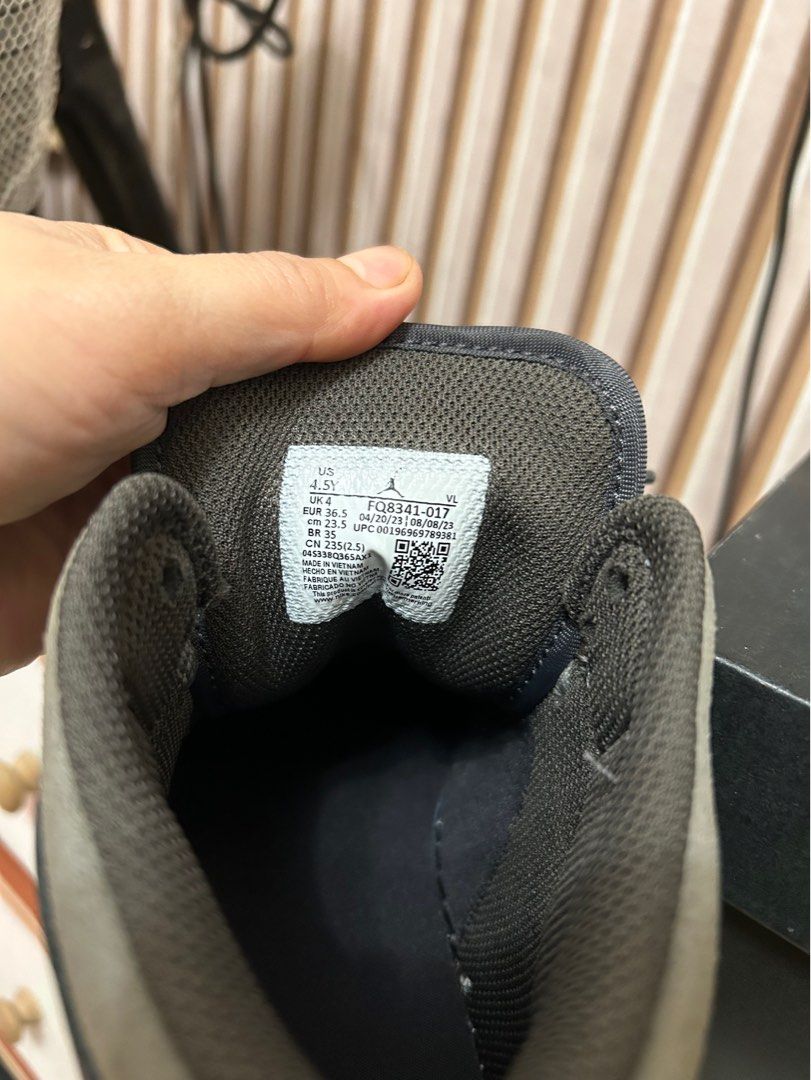 Air Jordan 1 Mid SE (Category: Sneakers & Footwear) located in Pasig City. Submitted by jamish__2 (Listing ID 1336921073, Image 3). Description: 💯Original Air Jordan 1 bought in US RFS: pasalubong kaso hindi bet ng anak ko :( Never been used, sinukat lng. With its original box. 23.5cm.
