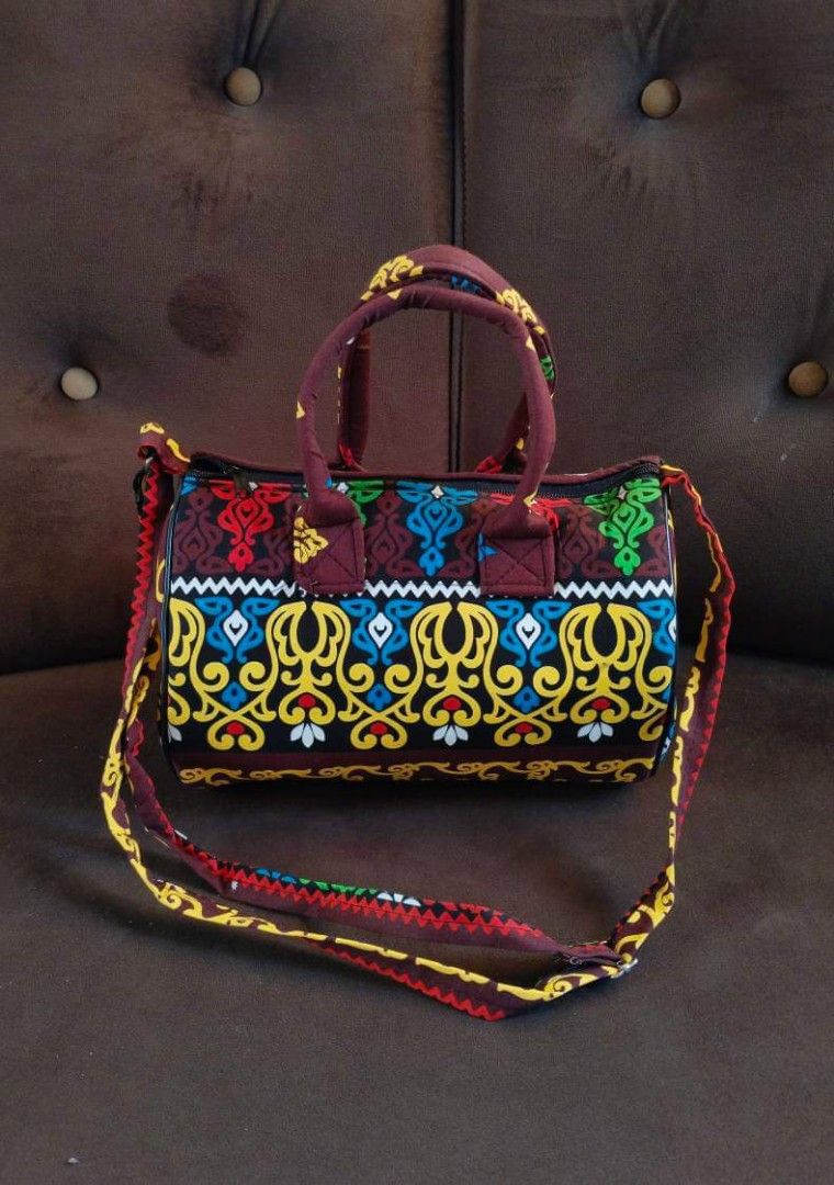 Batik bag (Category: Shoulder Bags) located in Zamboanga. Submitted by smartstyle (Listing ID 1336964888, Image 2). Description: Doctors Bag with sling SIZE Length - 9.5 inches Width - 11.5 inches Sides - 6.5 inches 🌿 ORIGINAL BATIK 🌿 DURABLE 👌 🌿 RUBBERIZED 🌿 Made of Original Batik 🌿 Hand Bag 🌿 Ideal Gift 🌿 Waterproof 🌿 zipper lock 🌿 light weight 🌿 Batik Bag #OnHandAndReadyToShip.