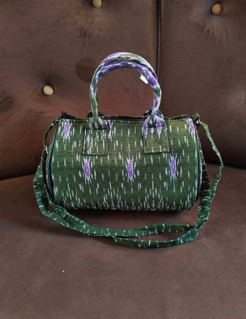 Batik bag (Category: Shoulder Bags) located in Zamboanga. Submitted by smartstyle (Listing ID 1336964888, Image 1). Description: Doctors Bag with sling SIZE Length - 9.5 inches Width - 11.5 inches Sides - 6.5 inches 🌿 ORIGINAL BATIK 🌿 DURABLE 👌 🌿 RUBBERIZED 🌿 Made of Original Batik 🌿 Hand Bag 🌿 Ideal Gift 🌿 Waterproof 🌿 zipper lock 🌿 light weight 🌿 Batik Bag #OnHandAndReadyToShip.