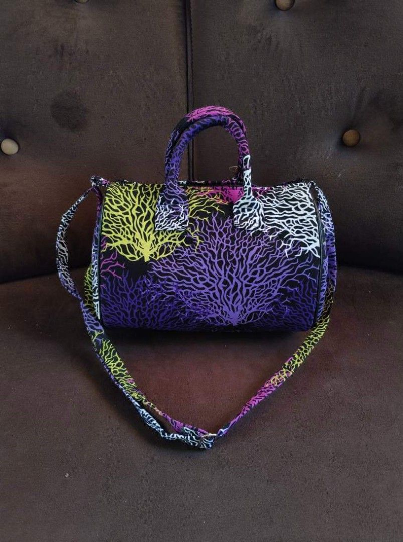 Batik bag (Category: Shoulder Bags) located in Zamboanga. Submitted by smartstyle (Listing ID 1336964888, Image 3). Description: Doctors Bag with sling SIZE Length - 9.5 inches Width - 11.5 inches Sides - 6.5 inches 🌿 ORIGINAL BATIK 🌿 DURABLE 👌 🌿 RUBBERIZED 🌿 Made of Original Batik 🌿 Hand Bag 🌿 Ideal Gift 🌿 Waterproof 🌿 zipper lock 🌿 light weight 🌿 Batik Bag #OnHandAndReadyToShip.
