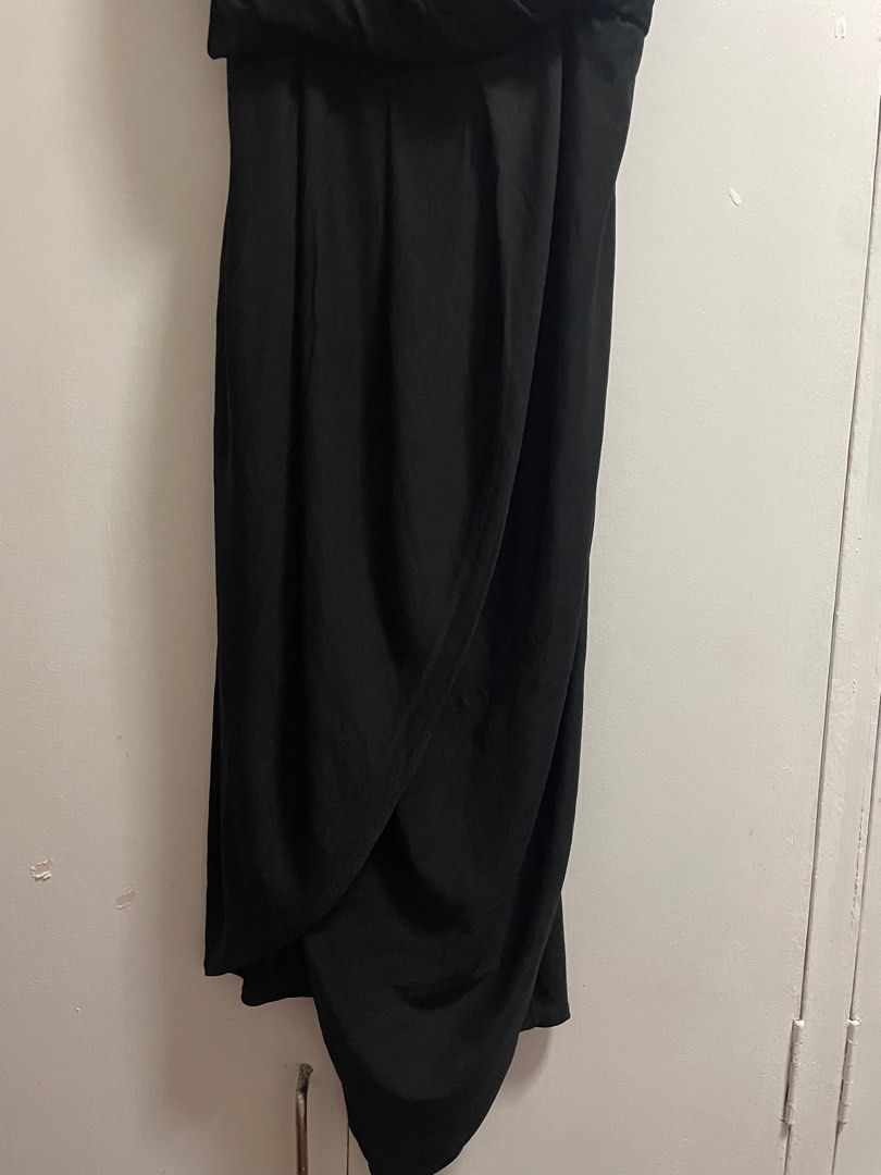 Evening Formal Black Dress with Side Slit (Category: Evening dresses & gowns) located in Manila. Submitted by tvntdd (Listing ID 1337001506, Image 3). Description: • Brand new, never worn (too large for me) • Size: Medium • Features built-in bra pads for extra comfort and adjustable straps • Elegant side slit for a stylish touch • Color: Black • Perfect for formal events, dinners, and family gatherings Message me for more details and pictures!.