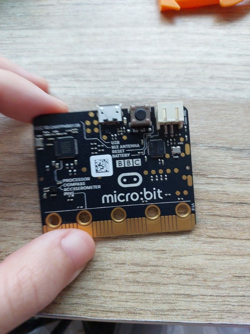 CODABLE MICROBIT WITH PROTECTOR V1.5 (Category: Other Accessories) located in Singapore. Submitted by jenga06 (Listing ID 1336928062, Image 1). Description: V1.5.