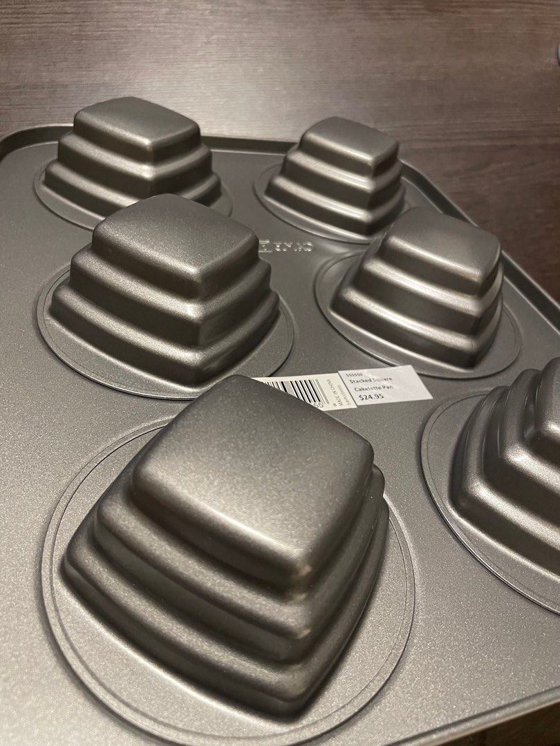 Cupcake pan (Category: Bakeware) located in Mandaluyong City. Submitted by mclldmrl (Listing ID 1336945763, Image 3). Description: 20 pcs available.