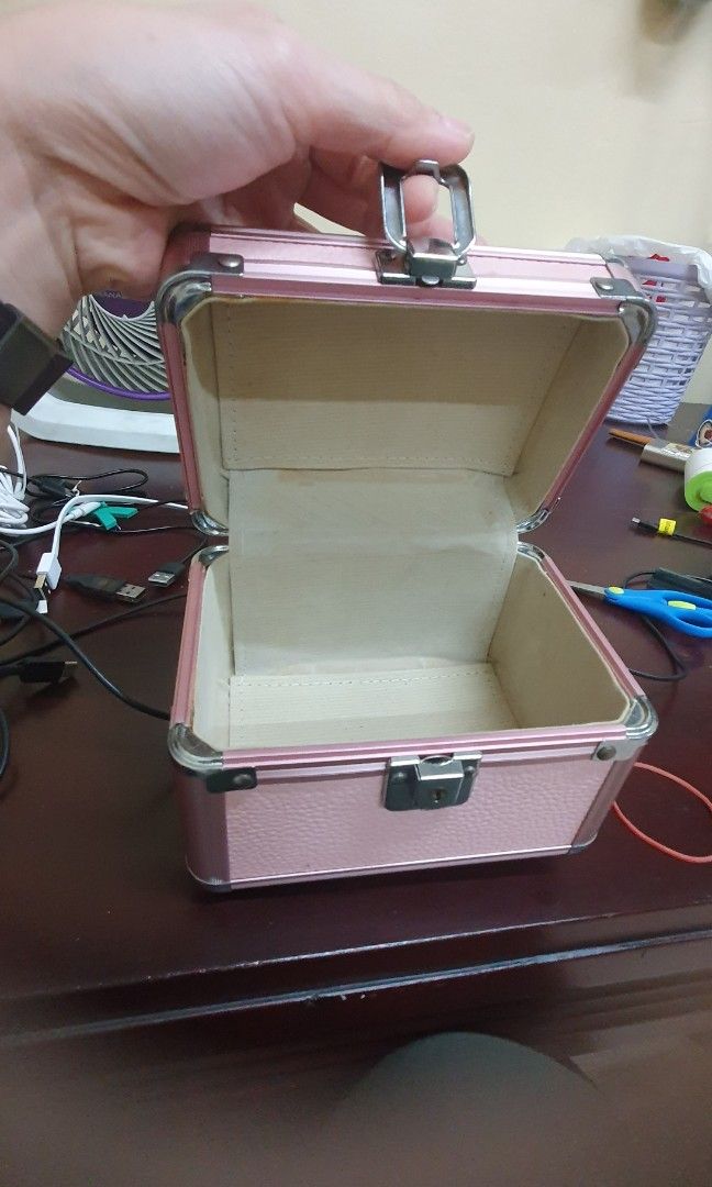 Cute Makeup case (Category: Everything Else Others) located in Caloocan City. Submitted by lynette1977 (Listing ID 1336925452, Image 3). Description: decluttering.