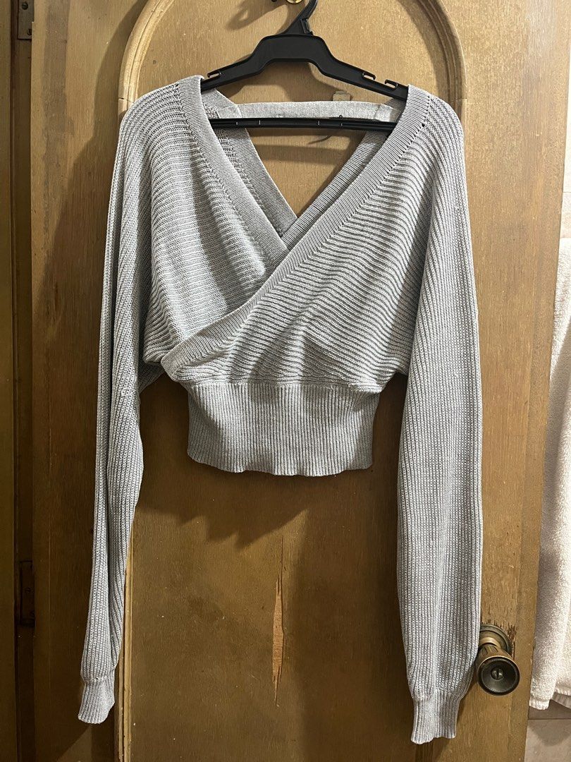 Grey long sleeves knit sweater (Category: Longsleeves) located in Quezon City. Submitted by leisdeclutter (Listing ID 1336997043, Image 1). Description: what you see is what you get!! has some kinor flaws, unnoticeable since knit naman :).