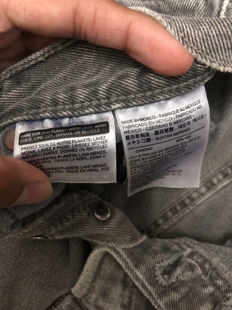 Levis (Category: Jeans) located in Seri Manjung. Submitted by susshit (Listing ID 1337028704, Image 3). Description: Levis Jeans Legit 💯 Condition 9/10 W32 L38 Leg Opening 8 Colour may be diffrent due to lighting Happy Buying 🤙🏼.