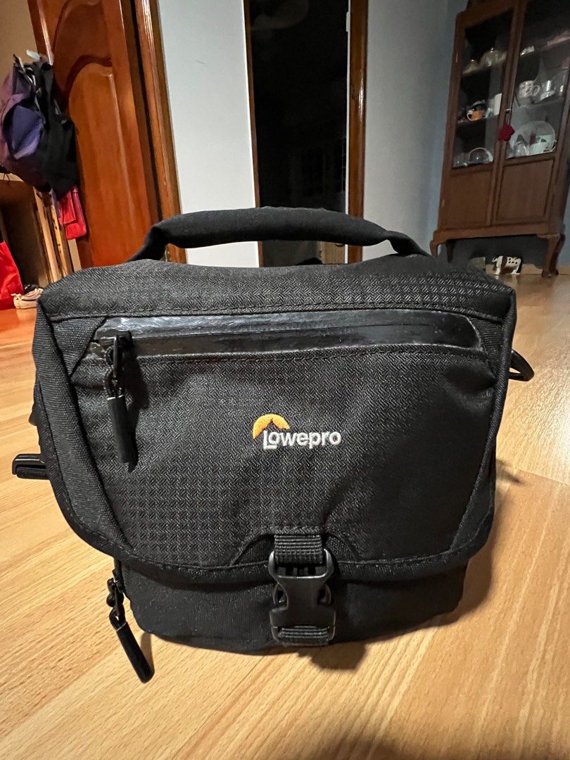 Lowepro camera bag with strap Nova 160 AW II