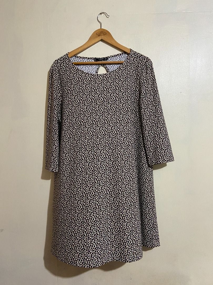 MANGO Animal Print Mini Dress (Category: Dresses) located in Quezon City. Submitted by addeclutter (Listing ID 1336946781, Image 1). Description: 3/4 Sleeves Mini Dress, with keyhole back.