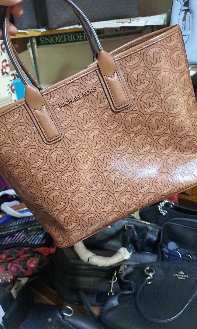 MK Jodie small Tote bag (Category: Luxury Bags & Wallets) located in Cainta. Submitted by condoandstuff (Listing ID 1336903932, Image 3). Description: U. S original preloved bag Michael Kors as good as new. No Flaws.