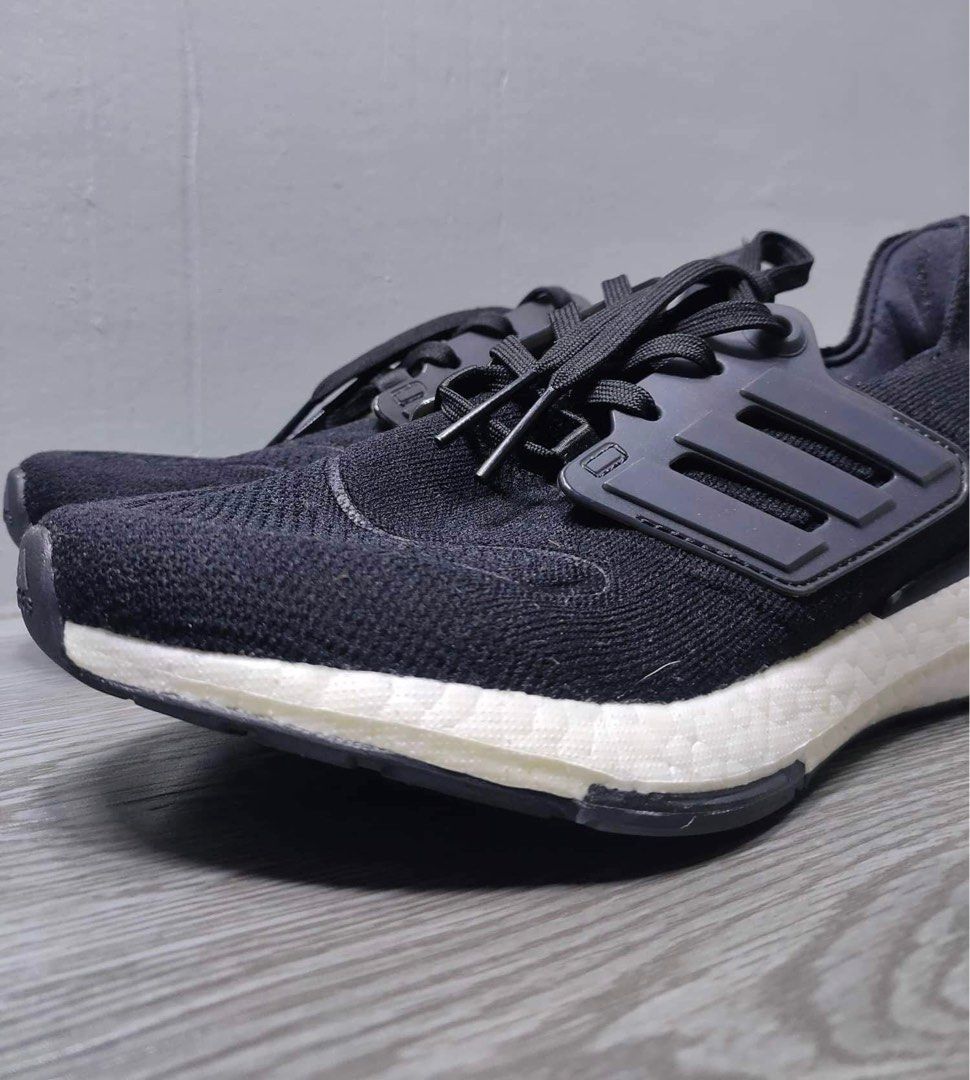 Original Adidas Ultraboost 22 (Category: Sneakers) located in Davao. Submitted by nlc.declutters (Listing ID 1337017324, Image 2). Description: Bought at Zalora for 8,929 Size UK 4.5 (Women’s Size) 100% Original (Natapon ko na box 🥹) Negotiable .
