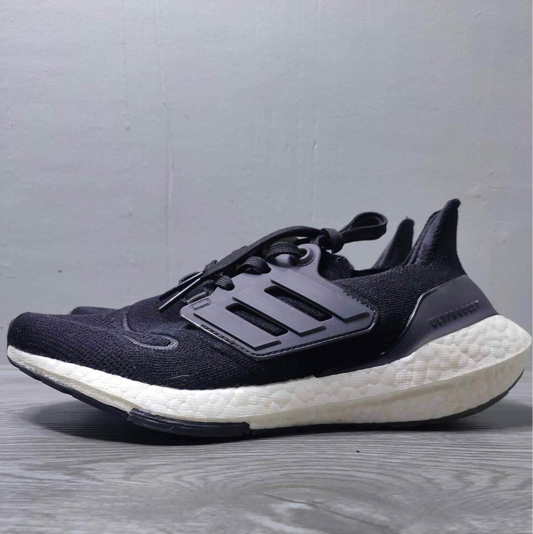 Original Adidas Ultraboost 22 (Category: Sneakers) located in Davao. Submitted by nlc.declutters (Listing ID 1337017324, Image 1). Description: Bought at Zalora for 8,929 Size UK 4.5 (Women’s Size) 100% Original (Natapon ko na box 🥹) Negotiable .
