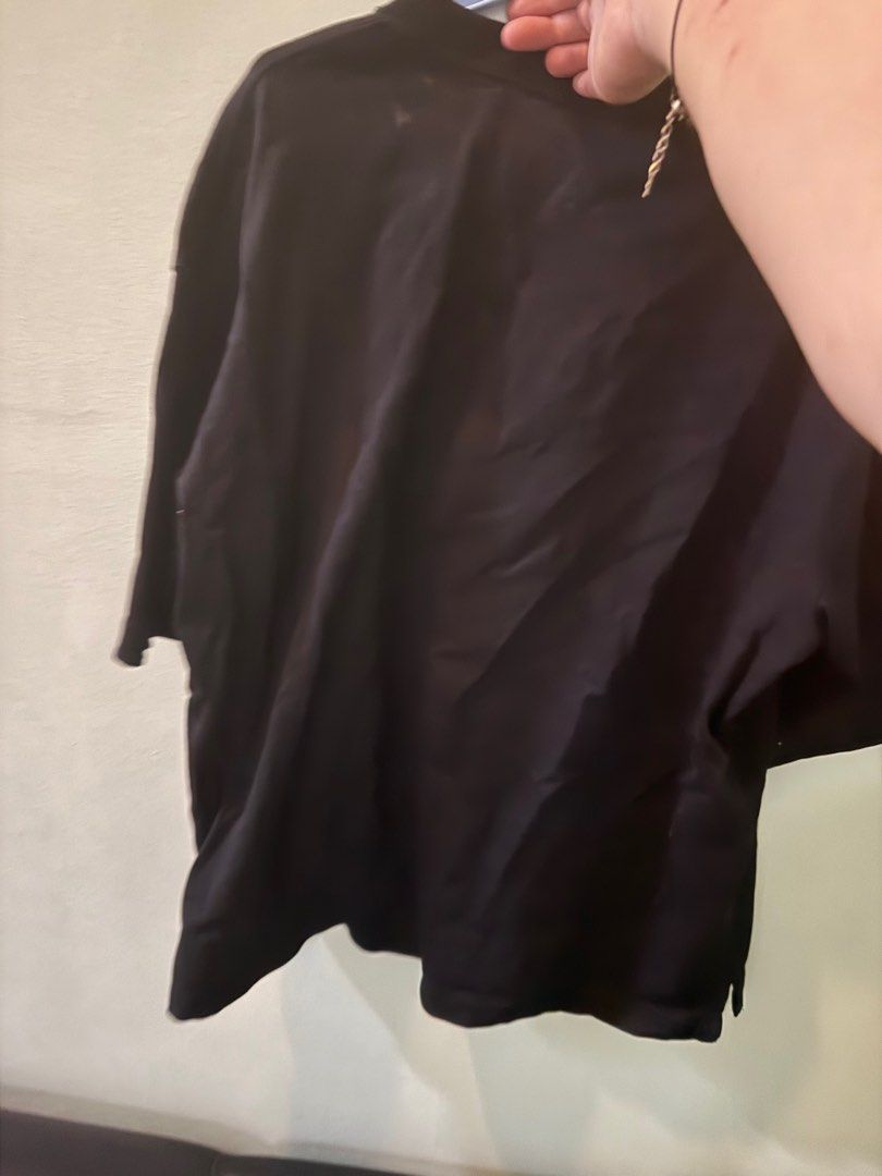 UNIQLO BLACK BAGGY TOP (Category: Tshirts & Polo Shirts ) located in Quezon City. Submitted by biebster (Listing ID 1336896483, Image 2). Description: Slightly used only Rfs: not my size.