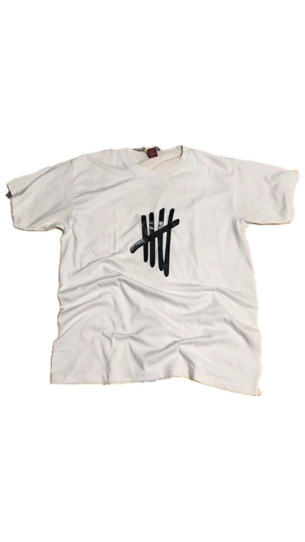 5 Seconds of Summer Printed logo (Category: Tshirts & Polo Shirts ) located in Cavite. Submitted by makeitdrippy (Listing ID 1337231744, Image 1). Description: Width 19 Length 24.5 Medium on tag / fit Semi Large Minimal Stain / Need Wash Good Condition 🏷️ ₱ 249 Claim DM for inquiries 📩 .