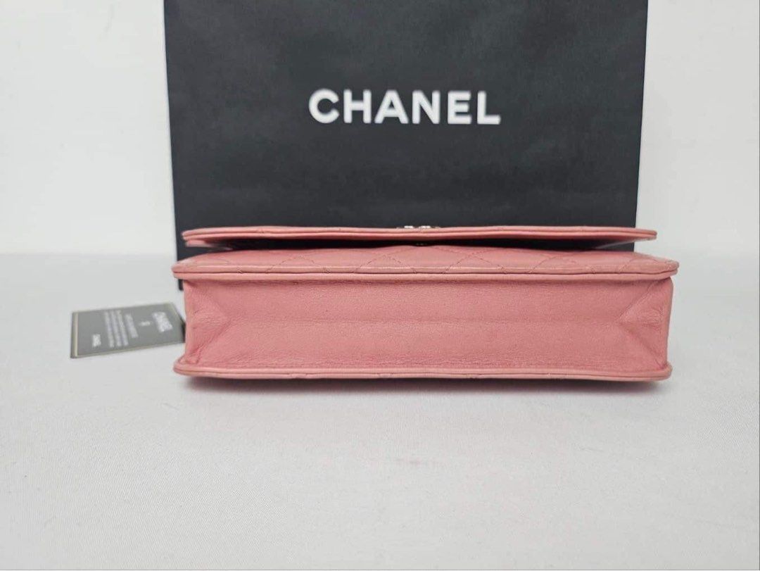 Authentic Classic WOC lambskin light pink (Category: Luxury Bags & Wallets) located in Quezon City. Submitted by jhaediah (Listing ID 1337101262, Image 3). Description: Classic WOC lambskin light pink Rank A no flaws Series 12 With card and paperbag.