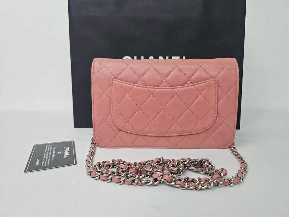 Authentic Classic WOC lambskin light pink (Category: Luxury Bags & Wallets) located in Quezon City. Submitted by jhaediah (Listing ID 1337101262, Image 2). Description: Classic WOC lambskin light pink Rank A no flaws Series 12 With card and paperbag.
