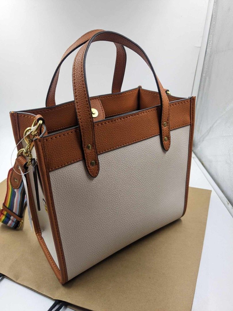 Authentic Coach Fieldtote 22 Tote Bag (Category: Luxury Bags & Wallets) located in Las Pinas. Submitted by luxlahvu2017 (Listing ID 1337200534, Image 2). Description: Authentic Coach Fieldtote 22 Tote Bag ( open for COD ).