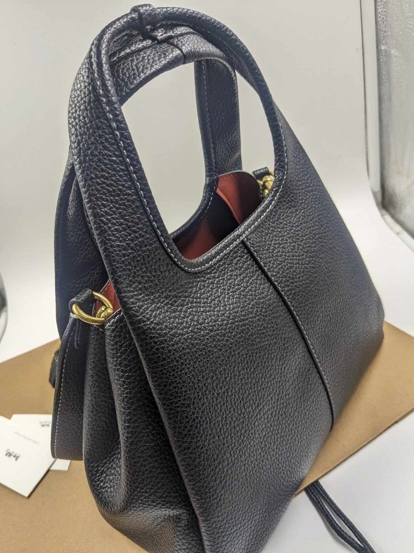Authentic Coach Lana (Category: Luxury Bags & Wallets) located in Las Pinas. Submitted by luxlahvu2017 (Listing ID 1337171071, Image 3). Description: Authentic Coach Lana.
