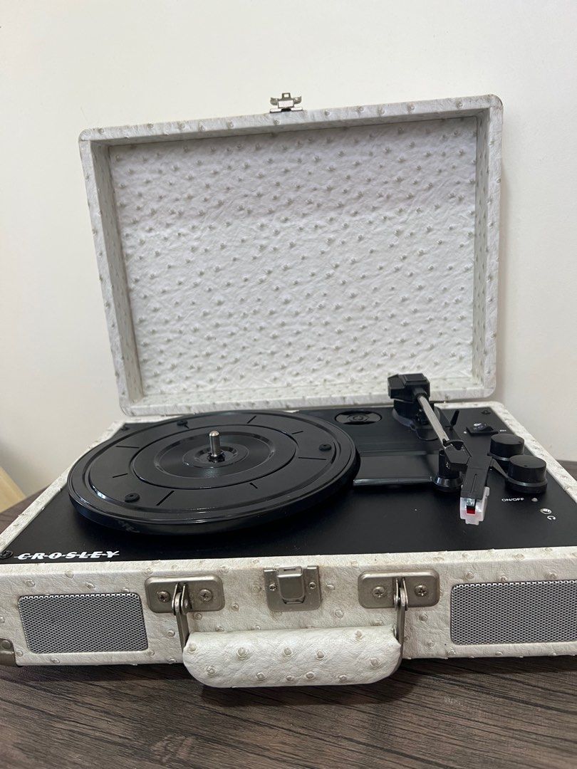 Crosley (Category: Portable Music Players) located in Cauayan City . Submitted by best_buyph_88 (Listing ID 1337100445, Image 3). Description: Never used.. Crosley original …naka display lang po sa house ..selling low.