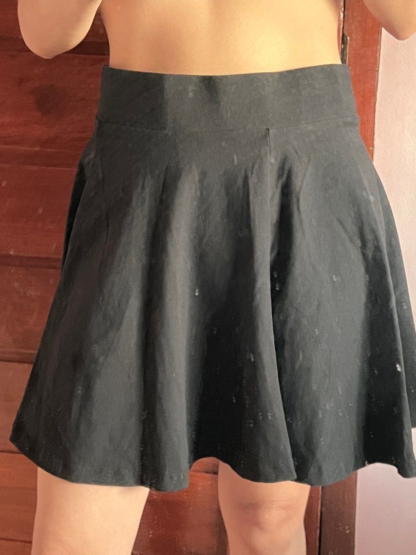 h&m black skirt (Category: Skirts) located in Tuguegarao City. Submitted by orymiming (Listing ID 1337171975, Image 1). Description: size s can fit up to m.