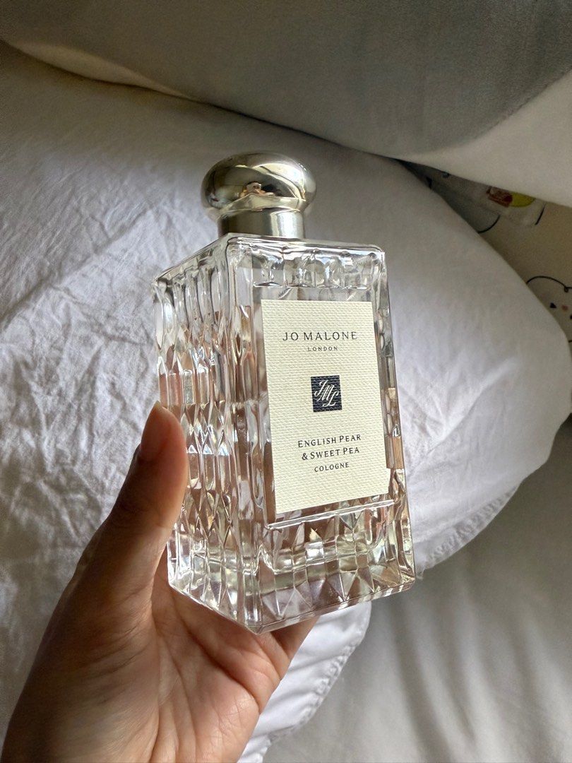 Jo Malone English Pear & Sweet Pea (Category: Fragrance & Deodorants) located in Mandaluyong City. Submitted by itsjustjane13 (Listing ID 1337153352, Image 2). Description: Jo Malone English Pear and Sweet Pea with box ₱6,500 Jo Malone Velvet Rose & Oud 98% full ((i think i kept the box lmk if need nyo tho)) ₱8,000 no paperbox on both see juice level loc: mandaluyong city.