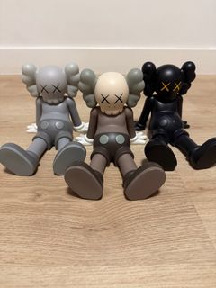 KAWS：HOLIDAY figure ［Hong Kong］ Kaws: Holiday -Hong Kong 20” Inch Plush (GREY) 100