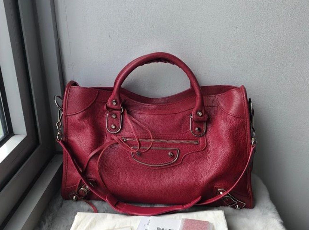 Metallic edge medium (Category: Luxury Bags & Wallets) located in Santa Ana. Submitted by astonandariana (Listing ID 1337072944, Image 1). Description: .
