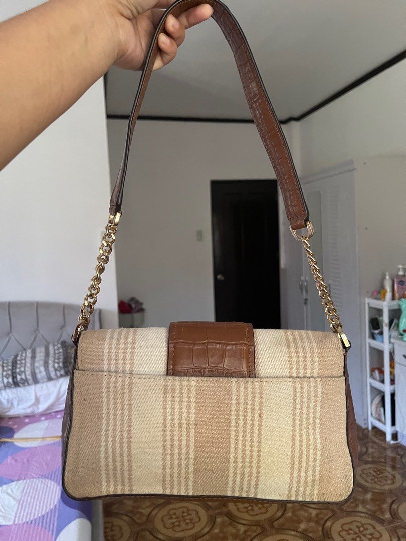 Michael Kors Sage Bisque Flap Shoulder Bag (Category: Luxury Bags & Wallets) located in Lingayen. Submitted by jhaneshop (Listing ID 1337099648, Image 2). Description: - Leather Strap with chain sections - Canvas and Leather Material - Snap Closure .