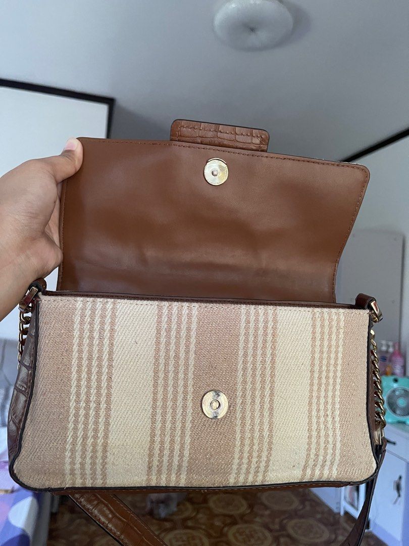 Michael Kors Sage Bisque Flap Shoulder Bag (Category: Luxury Bags & Wallets) located in Lingayen. Submitted by jhaneshop (Listing ID 1337099648, Image 3). Description: - Leather Strap with chain sections - Canvas and Leather Material - Snap Closure .